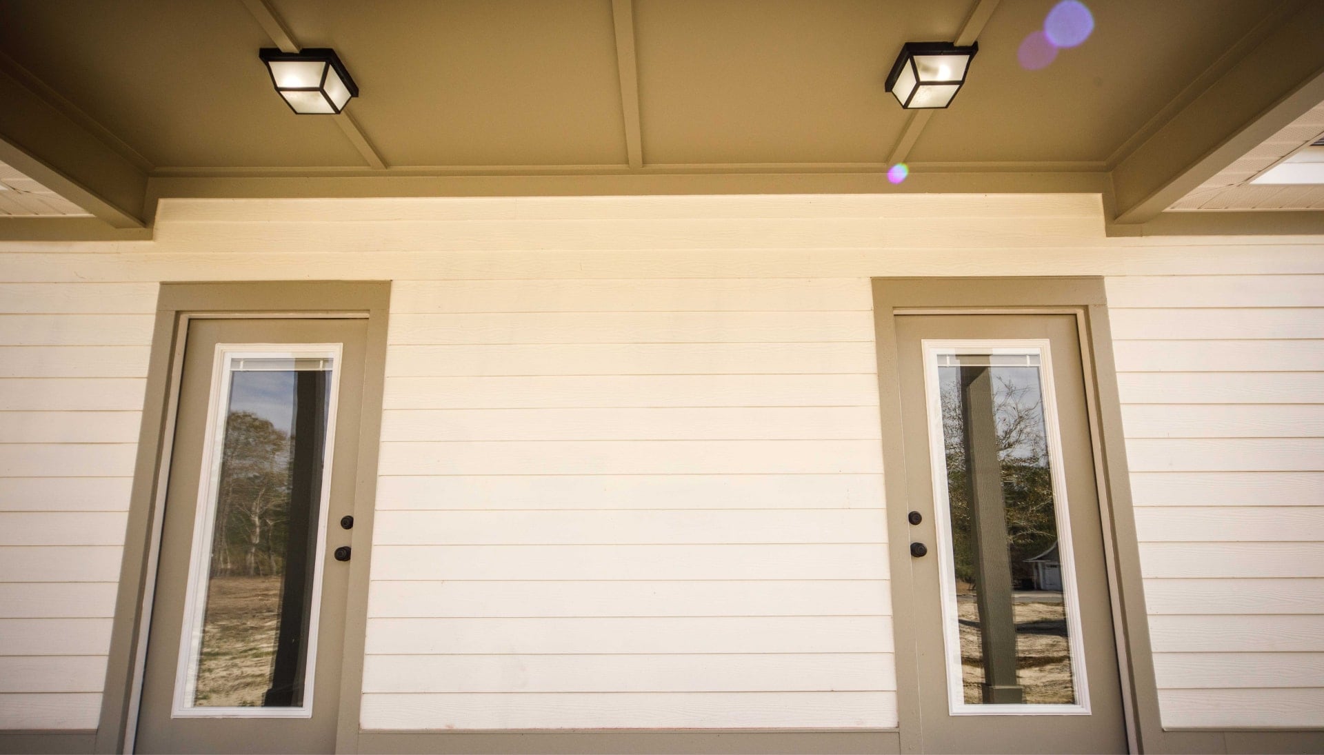 We offer siding services in Tucson, Arizona. Hardie plank siding installation in a front entry way.